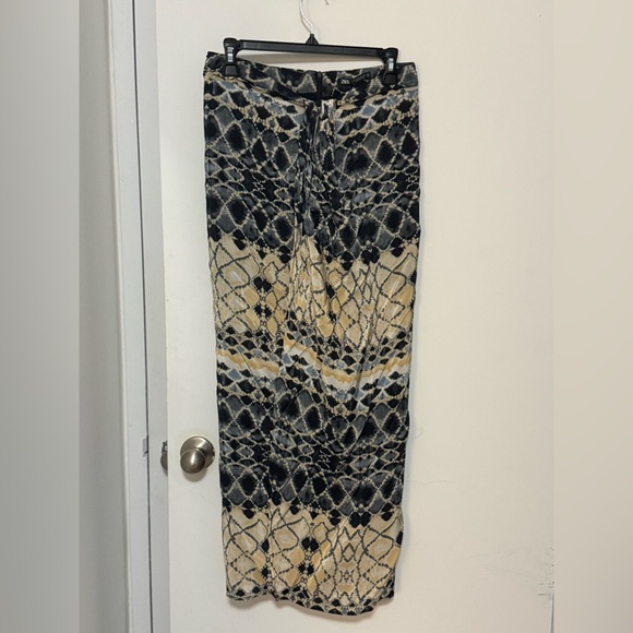 Zara Skirt - with tags, size medium - Picture 1 of 3